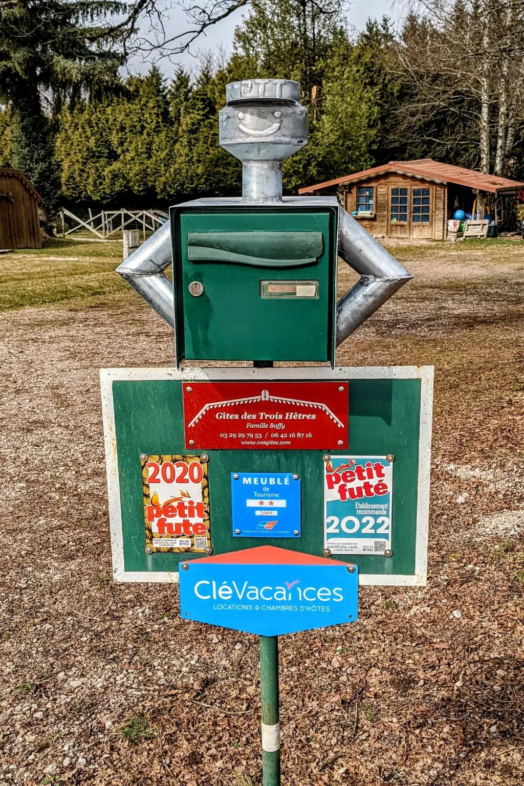 Charmantes Ferienhaus mit gemeinsamem Grill-Buiten