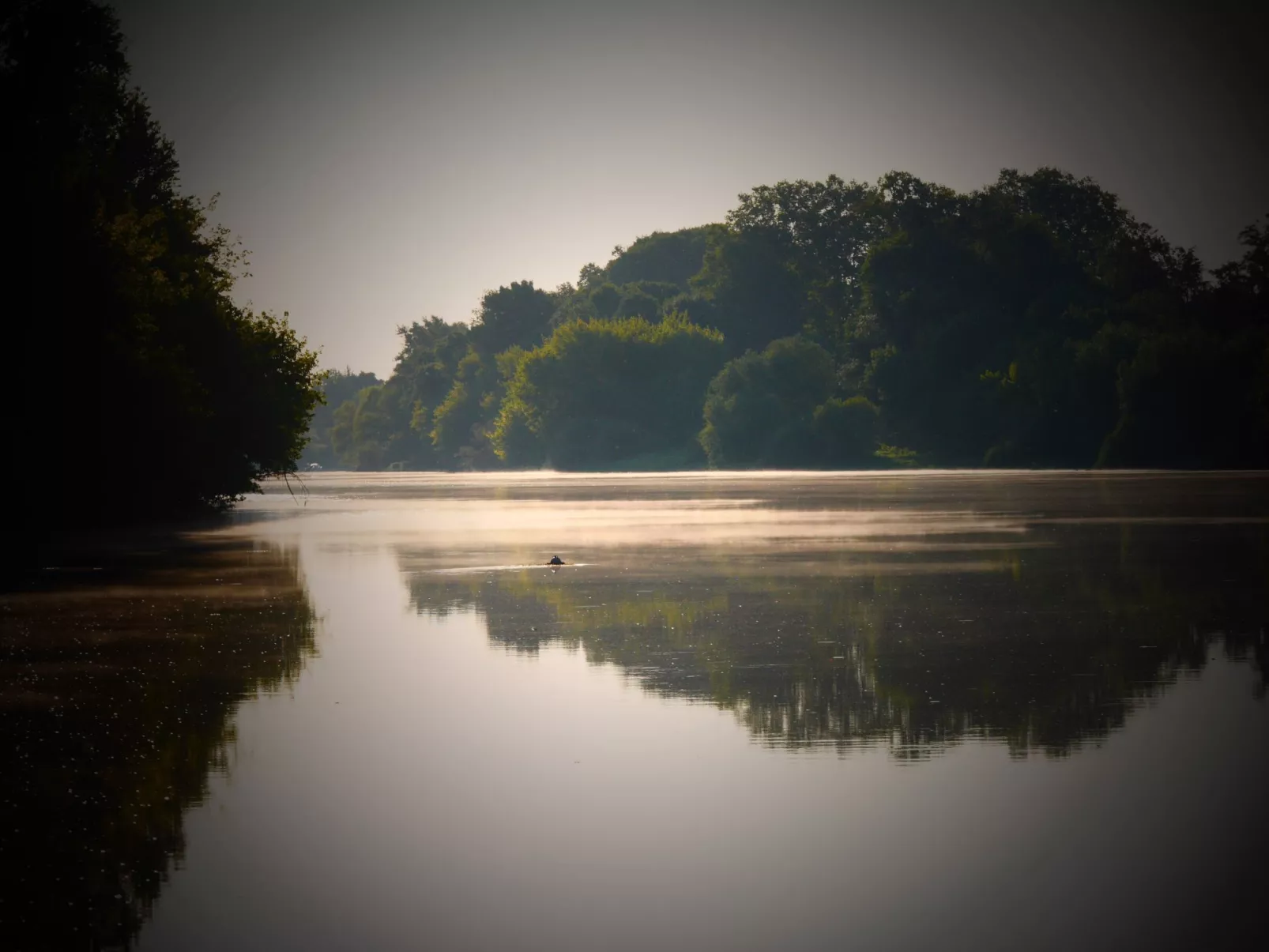 Schloss mit Überlaufpool an der Dordogne-Binnen