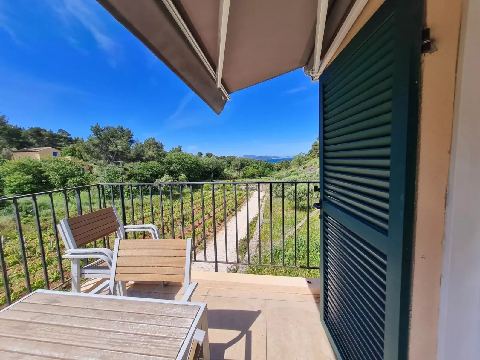 Im Herzen der Weinberge, große Terrasse mit atemberaubendem Blick auf das Meer, - Buiten