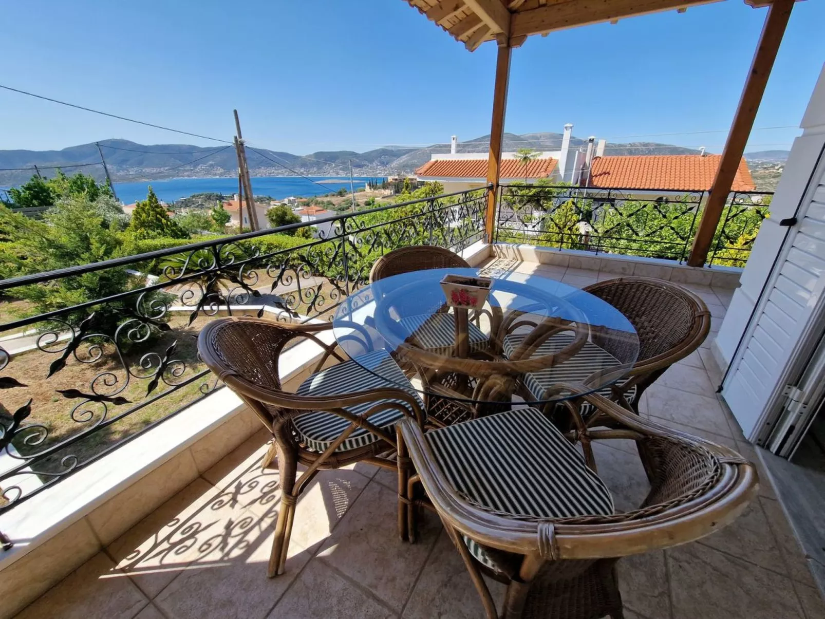 Vollständig umschlossene und großzügig angelegte dreistöckige Ferienvilla mit f-Buiten