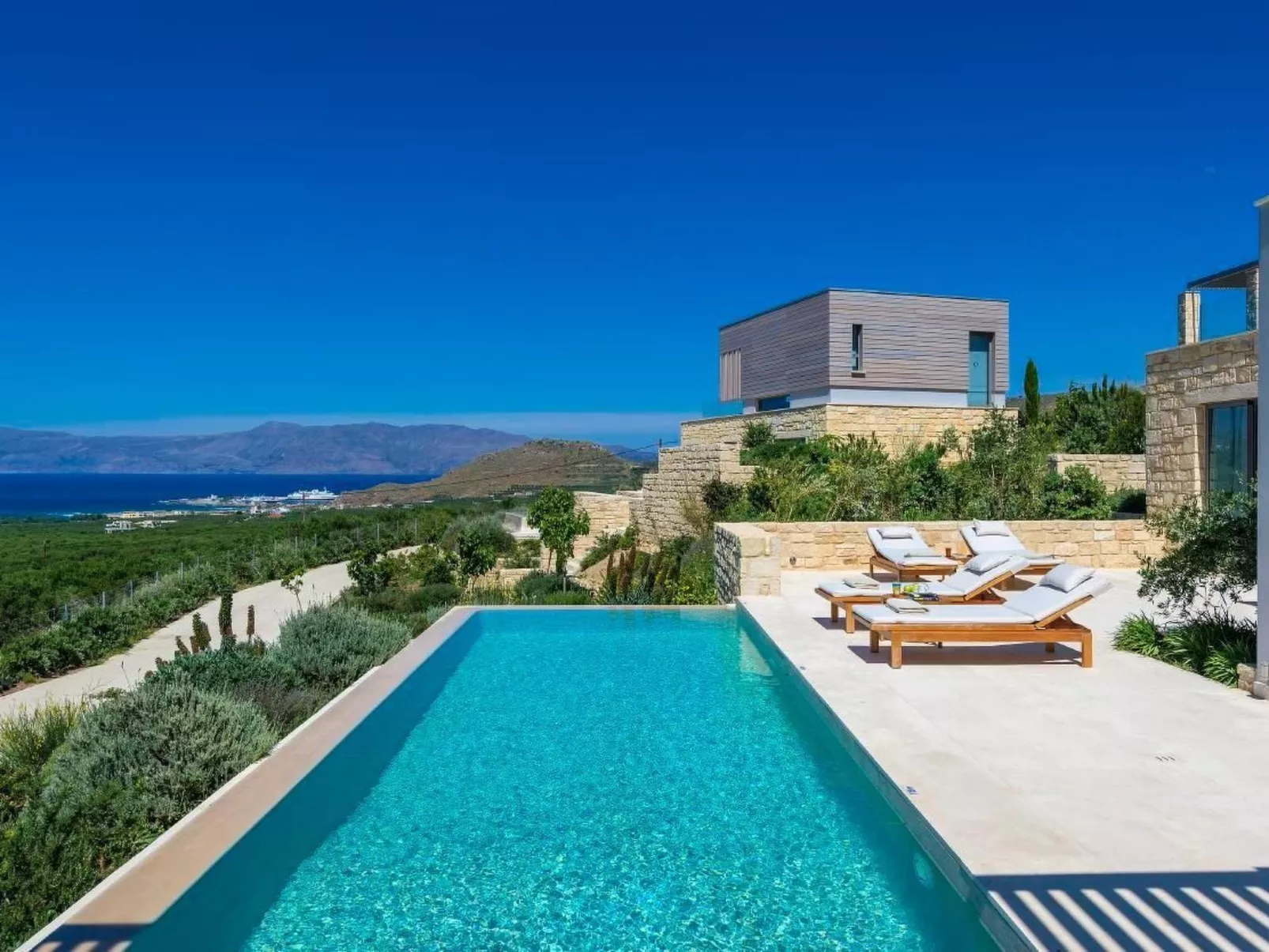 "Villa Charisma" mit eigenem Pool-Binnen