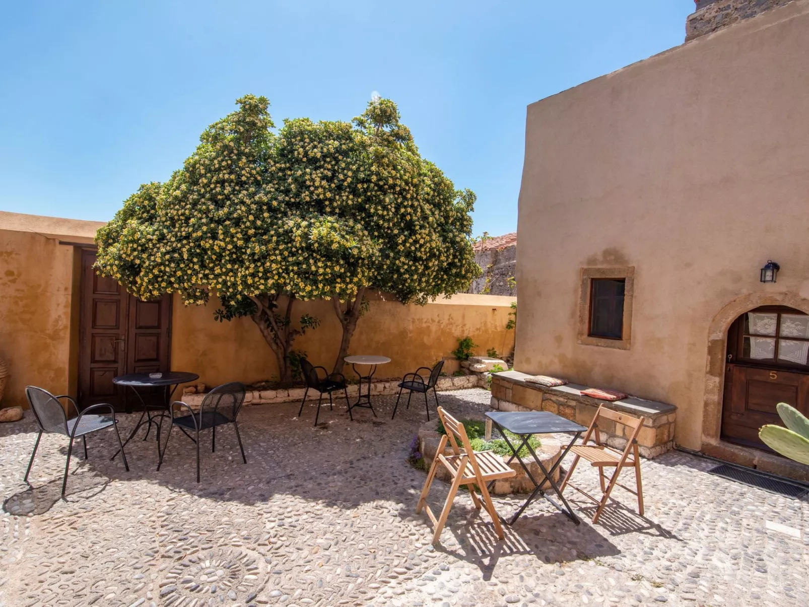 "Goulas" mit Blick auf das Wasser-Image-tags.info