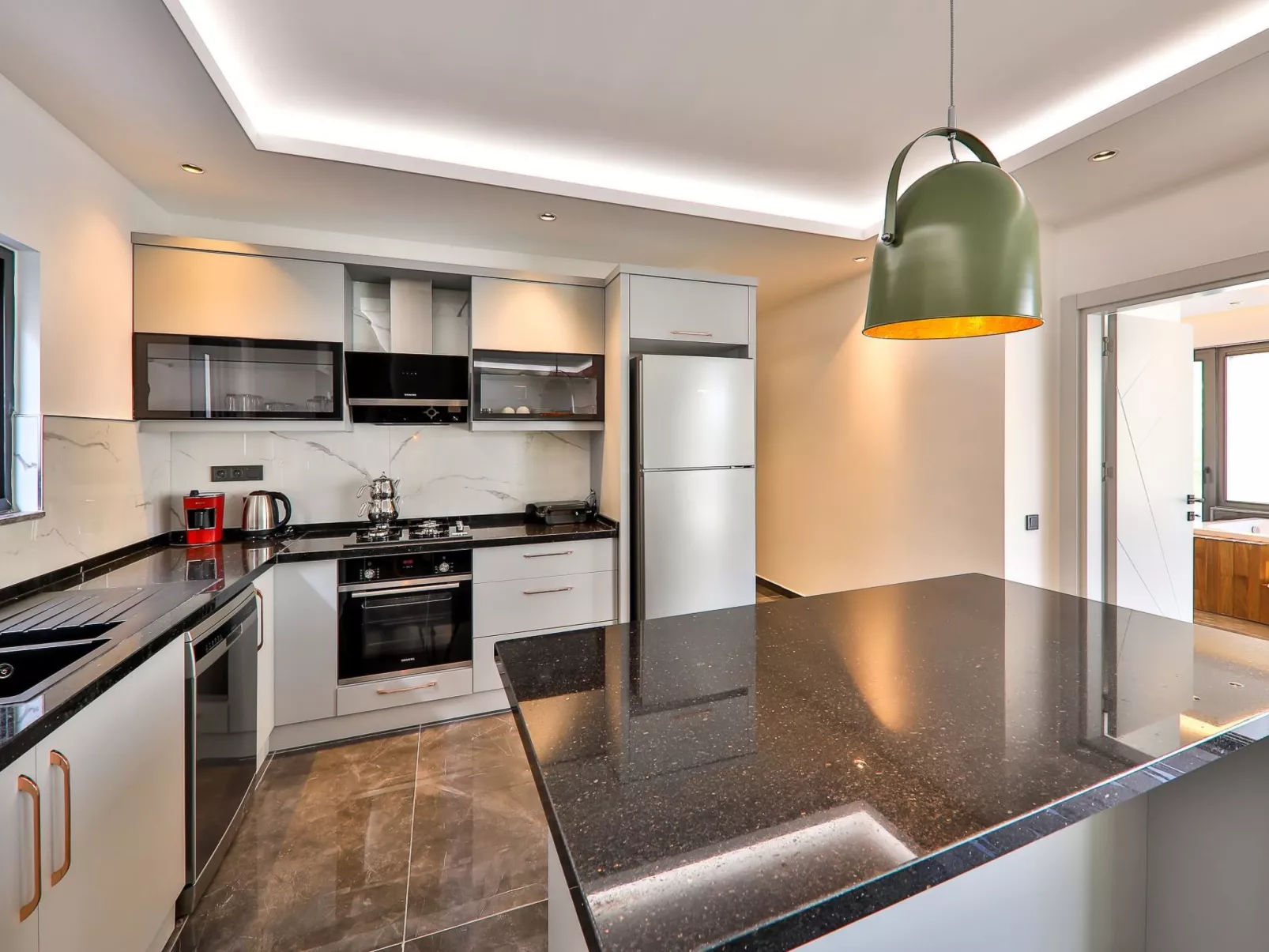 Mediterranean 1-Binnen