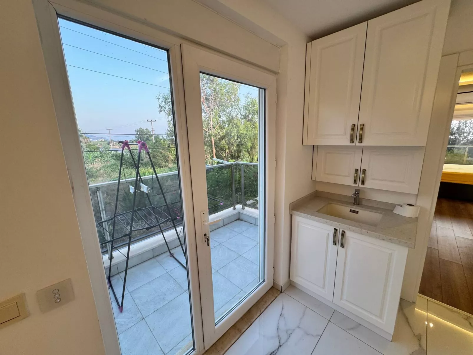 Genießen Sie Ihre sonnige Reise mit "NarVilla"-Image-tags.info