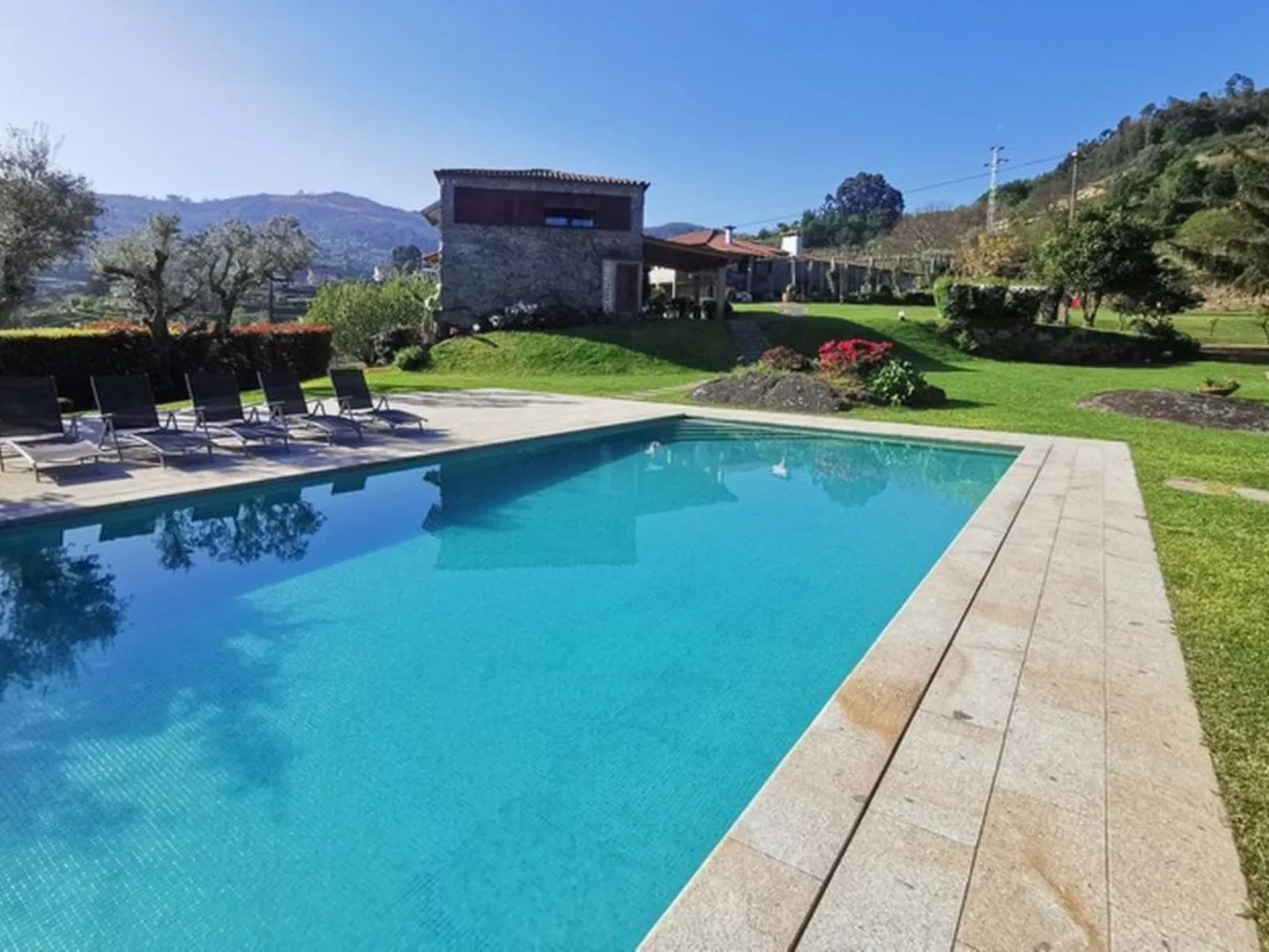 Fabelhafter Pool in einer atemberaubenden Landschaft-Buiten