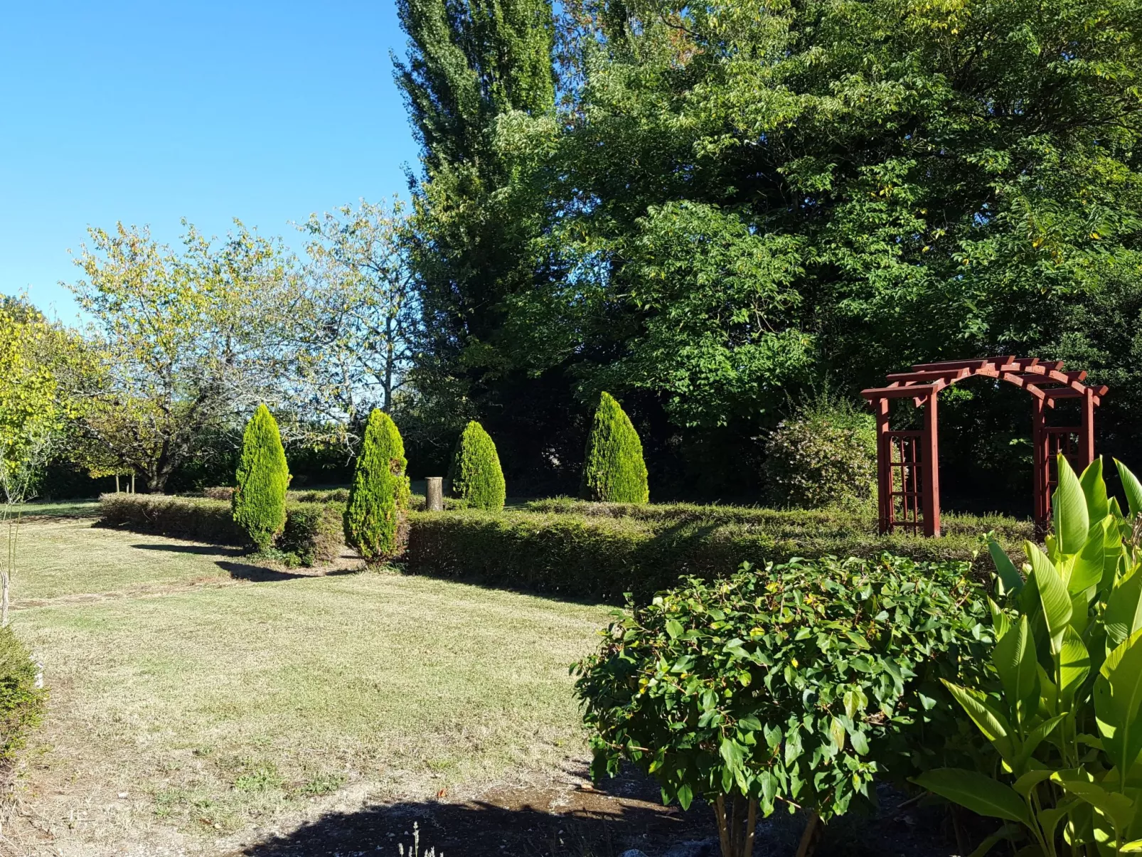 Der Pavillon - im Park des Schlosses Lescaut-Buiten