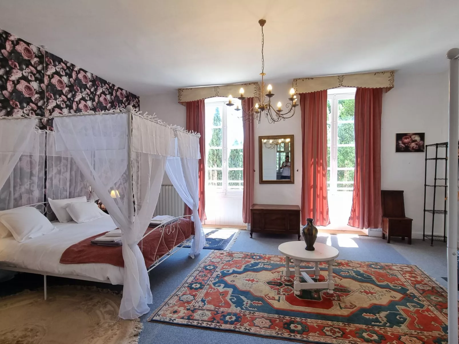 8-Zimmer-Schloss mit Pool und eigenem Park-Binnen