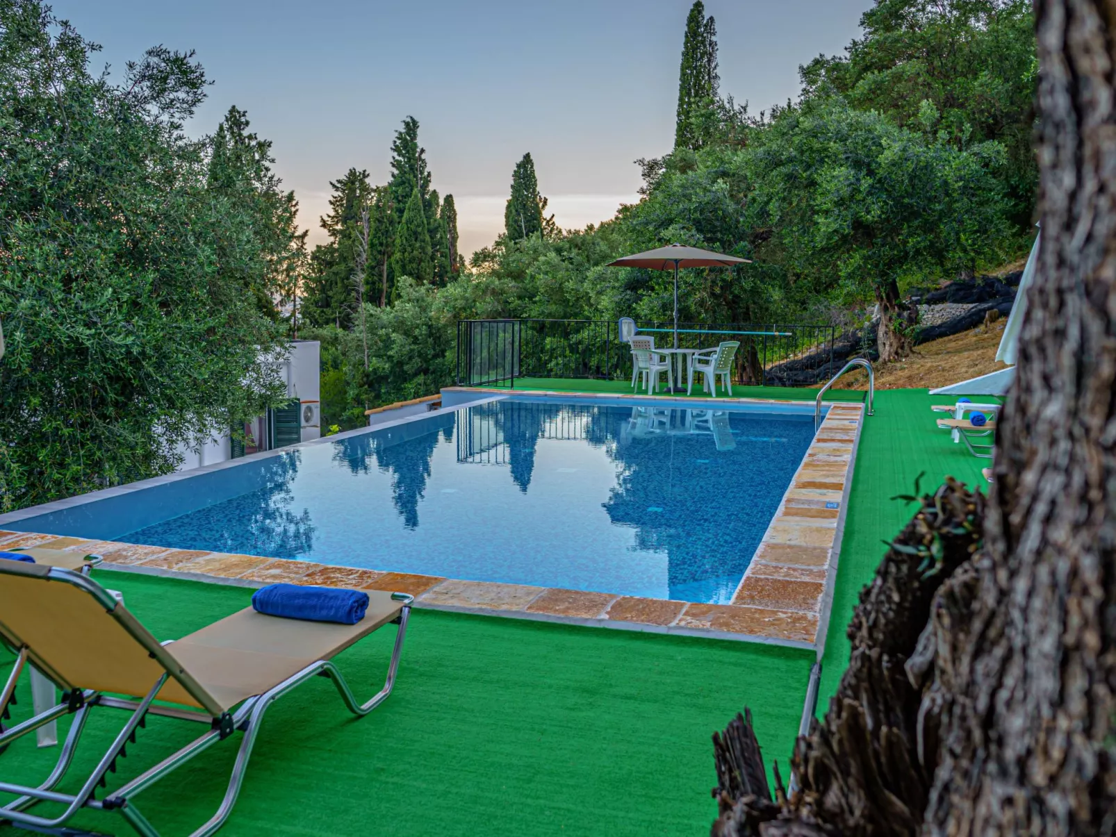 "Zeus" mit Infinity Pool-Buiten