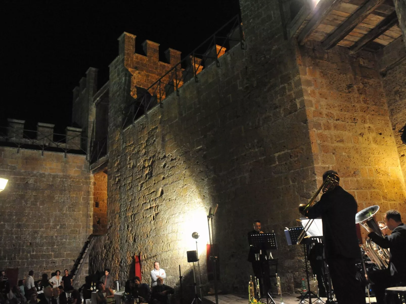 Altertümliche Pracht, Unterkunft mit Schwimmbad in einem Schloss-Buiten
