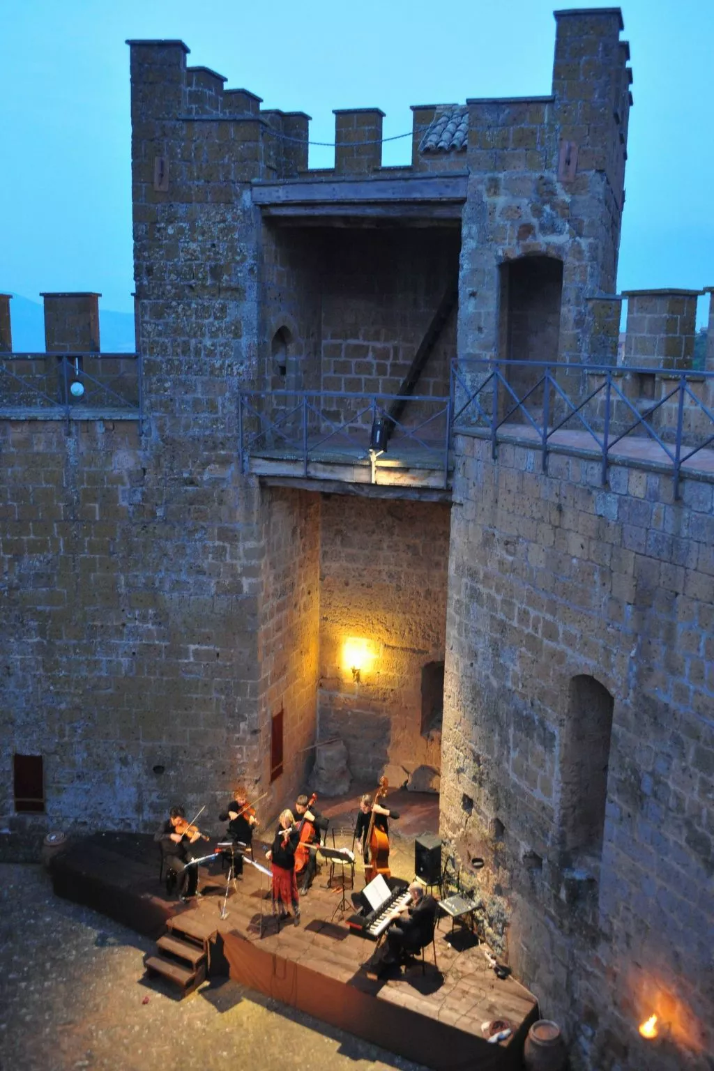 Charmante Schlossunterkunft mit Schwimmbad-Buiten