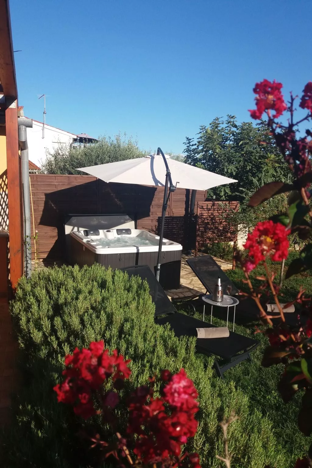 Haus Mirelia für zwei Personen mit Garten-Image-tags.info