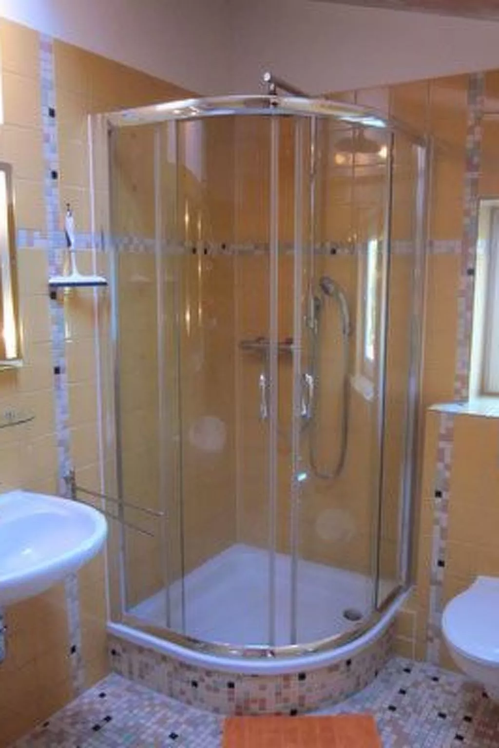 Moderne Studiowohnung im Obergeschoss mit Balkon-Binnen