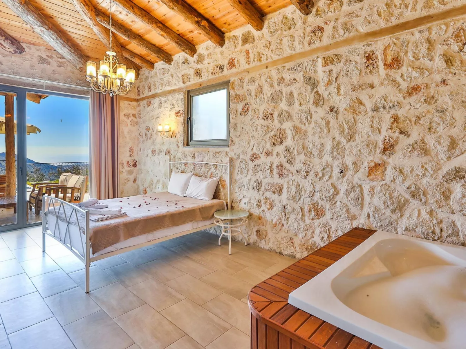 Traditionelles Natursteinhaus mit Sichtschutzpool-Binnen