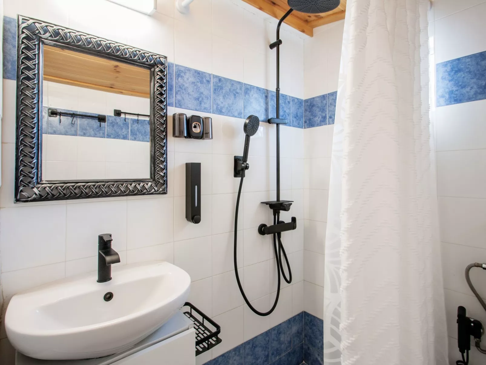 Berge und die ikonische Landebahn des Flughafens Skiathos-Image-tags.info