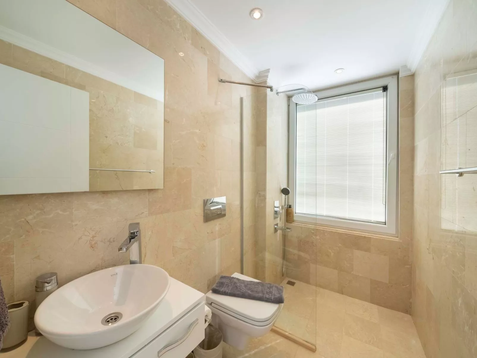 Große Villa direkt am Meer mit Infinitypool-Binnen