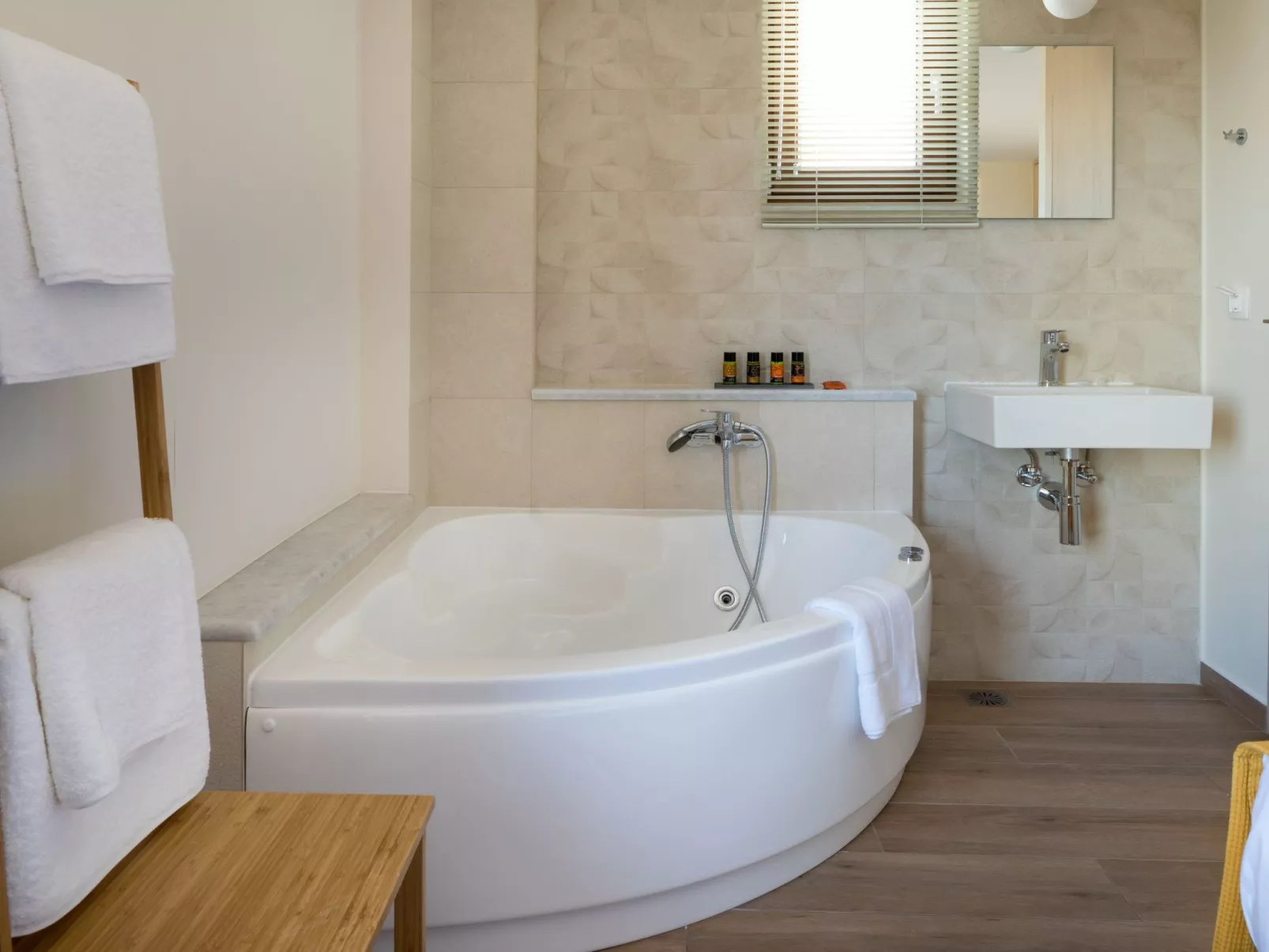 Haus in Agia Marina mit Außenpool-Image-tags.info