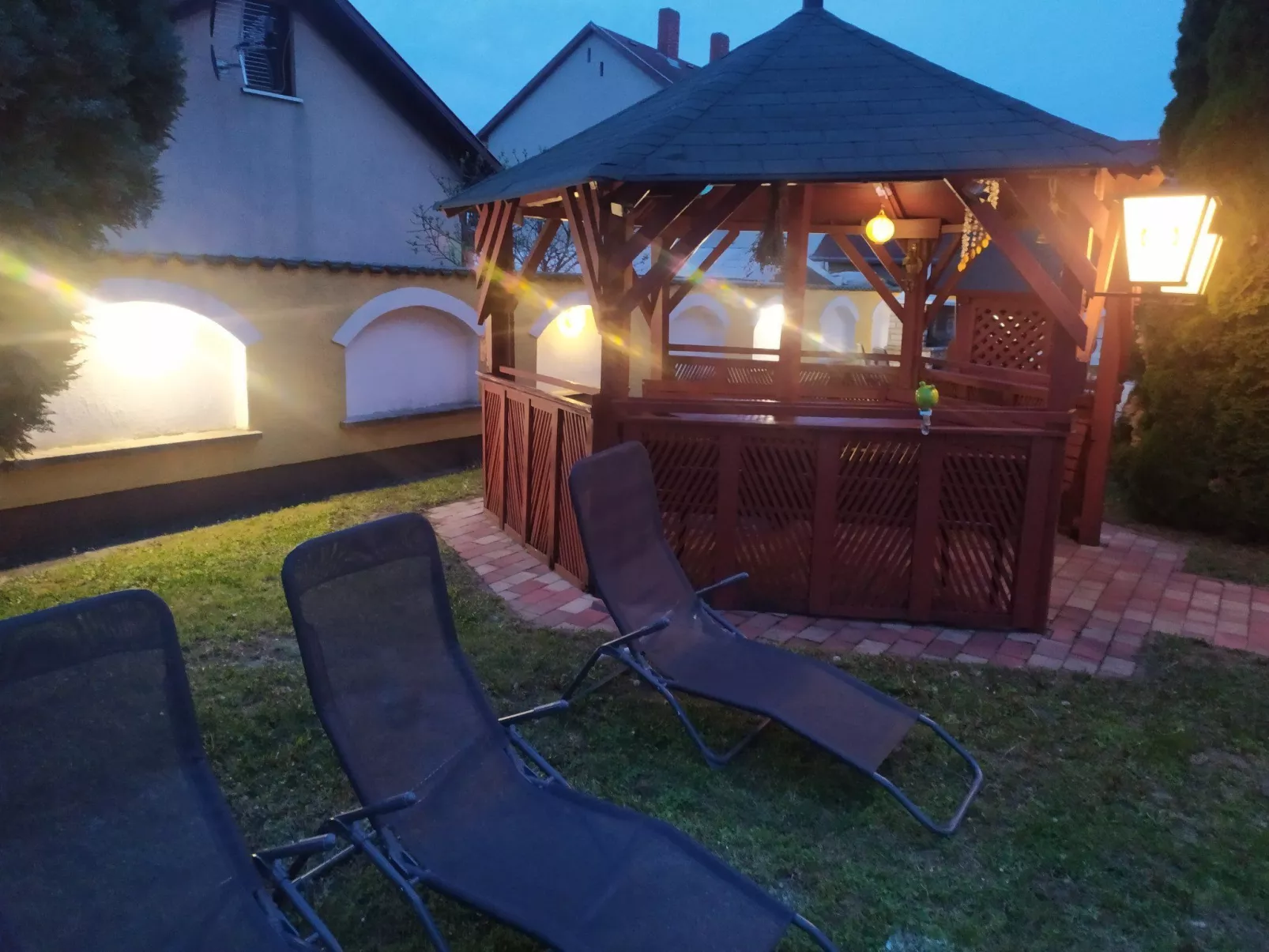 Ferienvilla mit Garten, Grill und Terrasse-Buiten