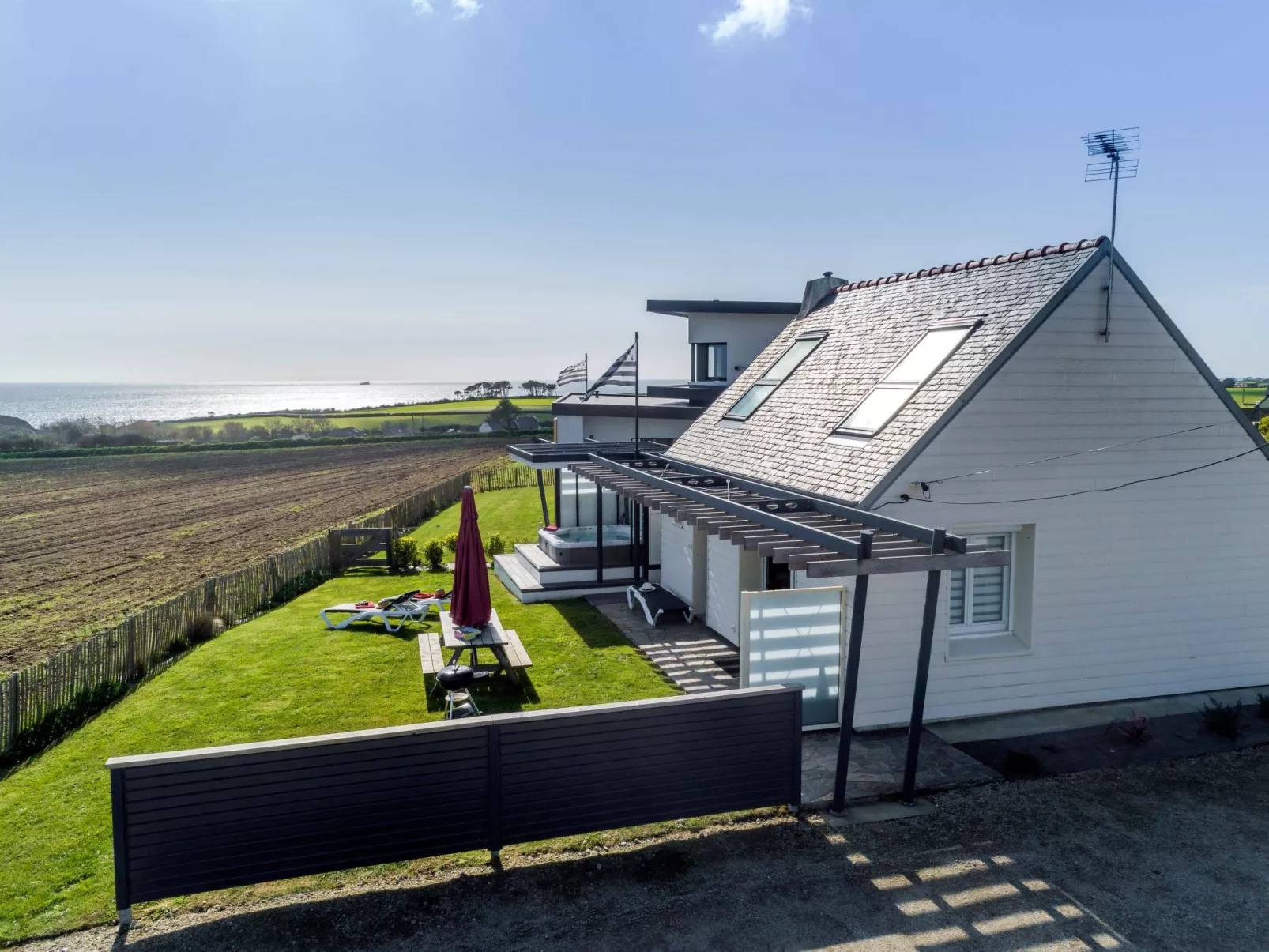 Charmantes Haus mit privatem Jacuzzi in der Bretagne-Buiten