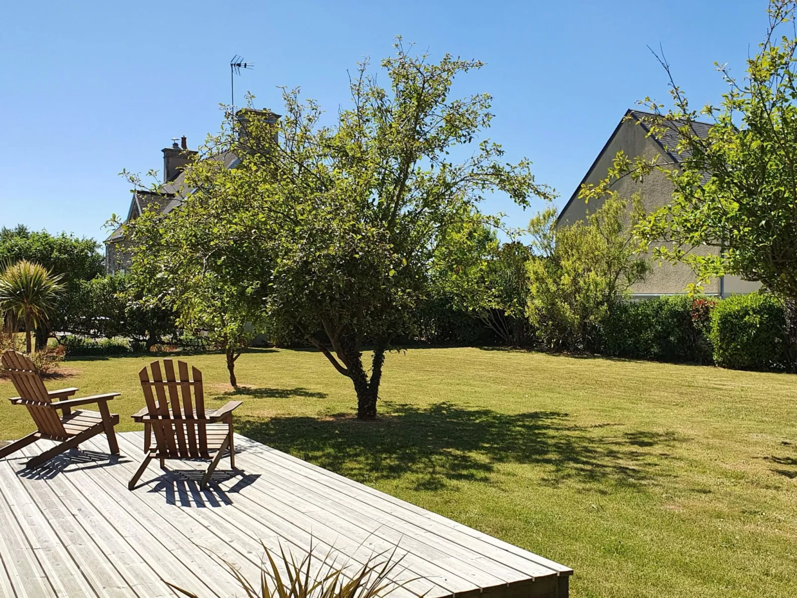 Charmantes Holzhaus in einer grünen Umgebung-Image-tags.info