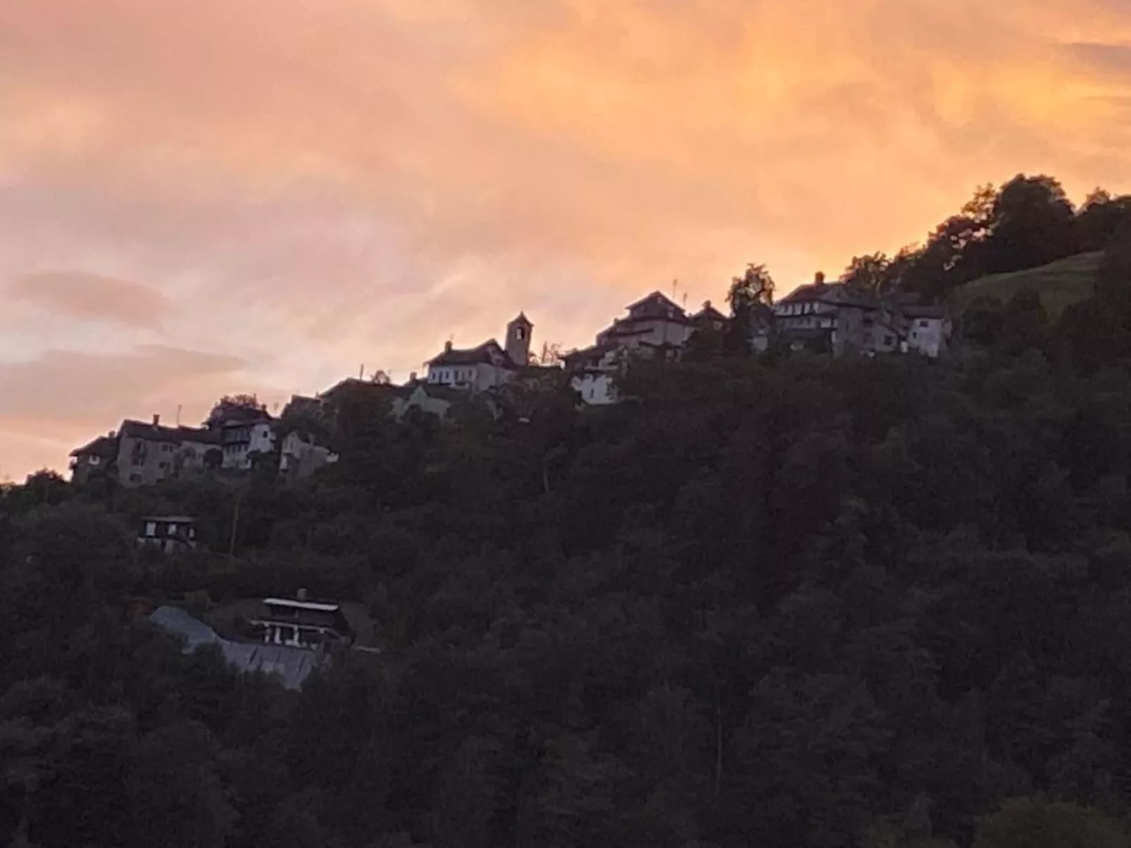 Tausend Steine Haus-Buiten