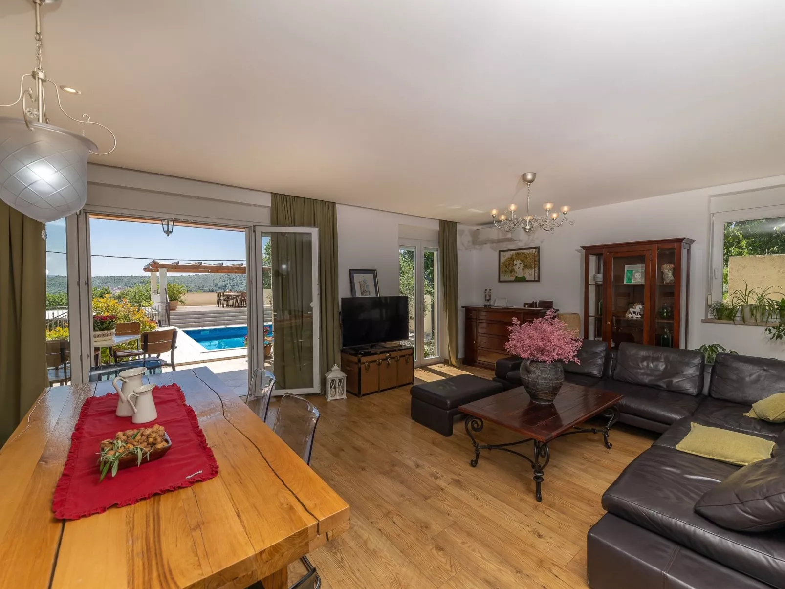 Ferienvilla mit privatem Pool-Buiten