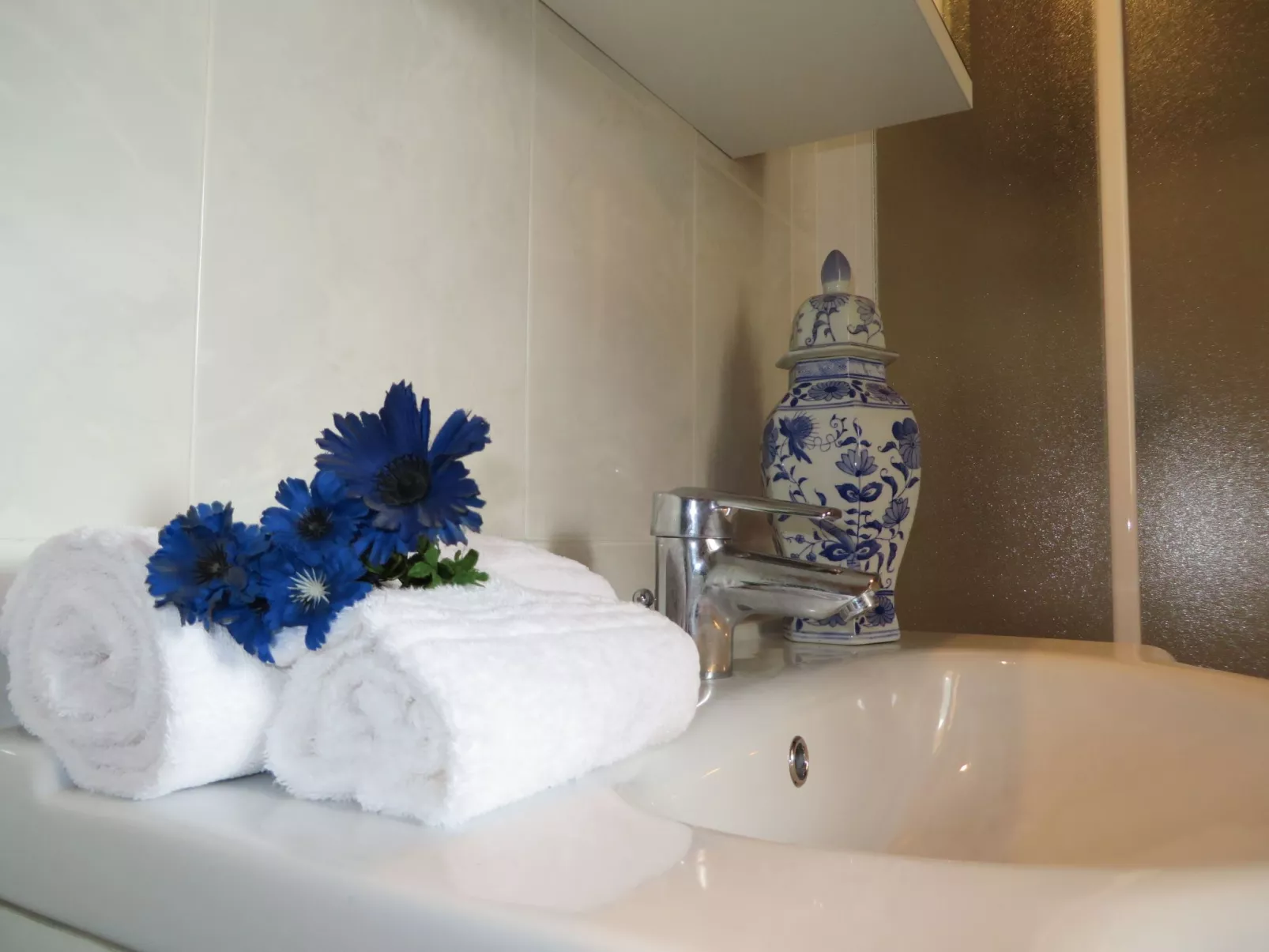 Schönes Dachgeschosszimmer mit großem Balkon BV5-Binnen