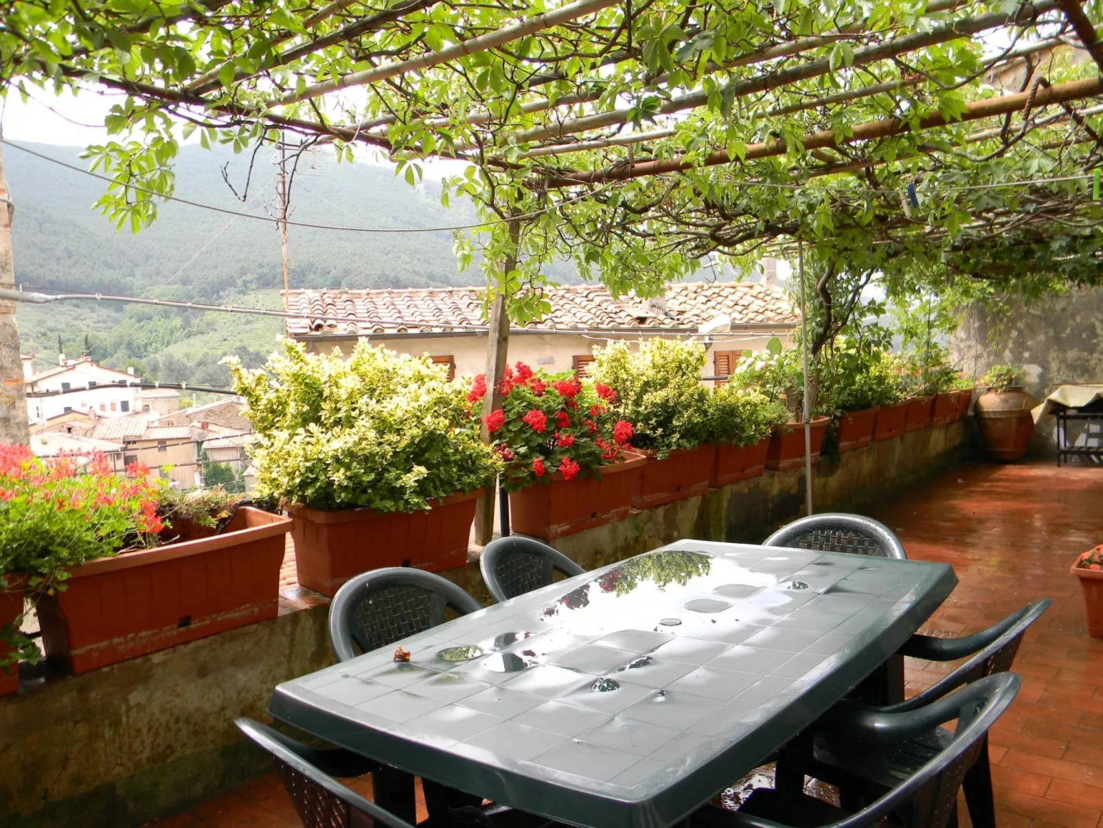 Haus mit Terrasse-Buiten