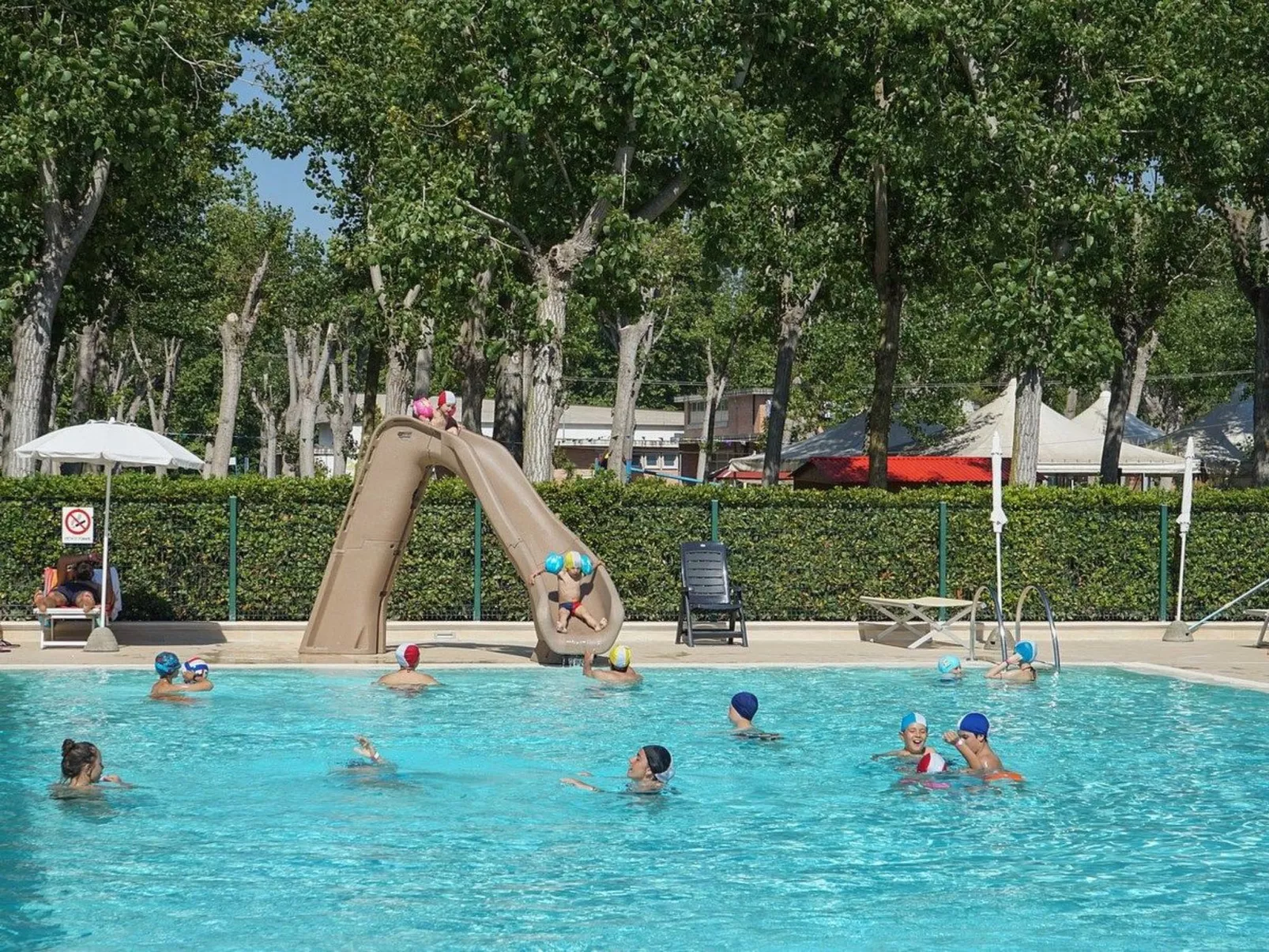 Bungalow aus Holz mit Veranda und nah am Strand.-Image-tags.info