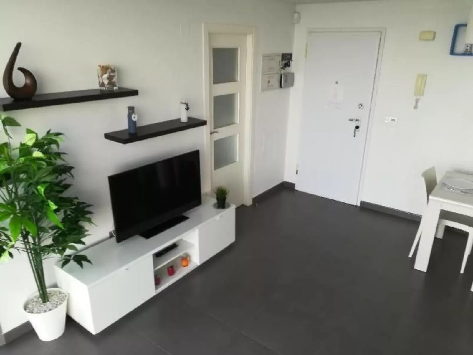 Mit Gemeinschaftspool-Binnen