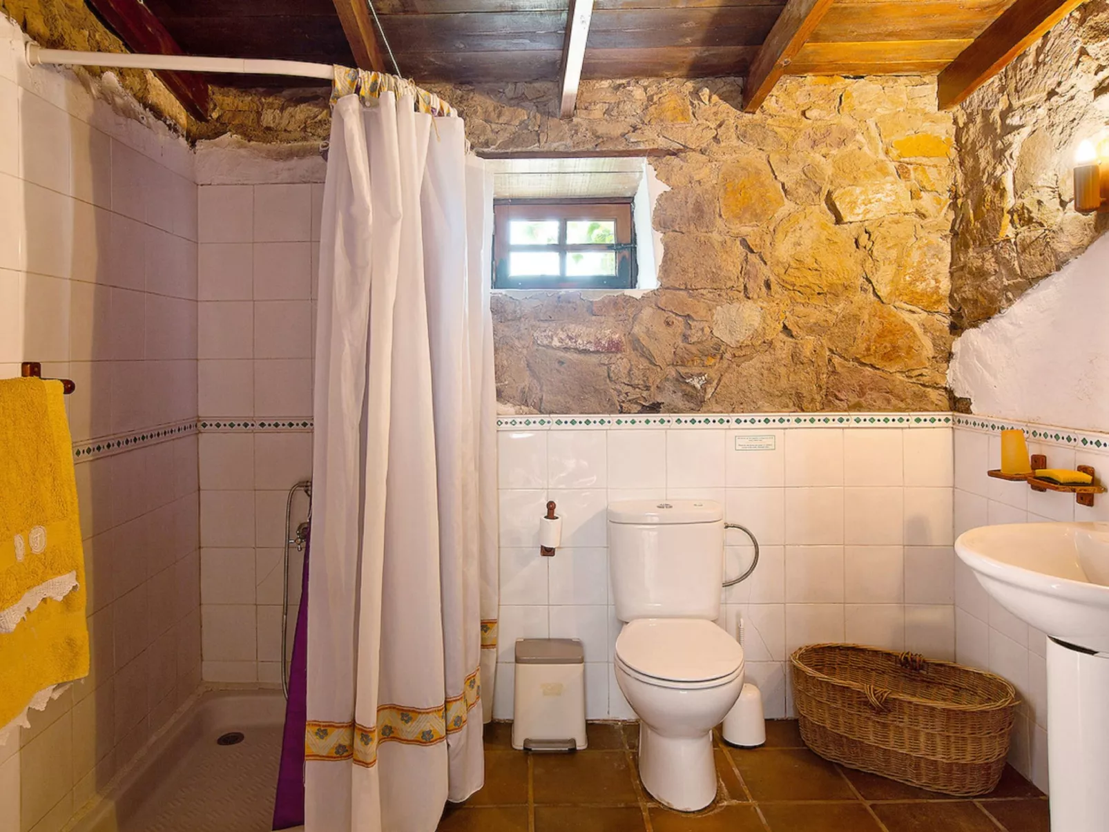 250 Jahre altes Steinhaus mit zwei Terrassen inmitten einer wunderbaren Naturla-Binnen