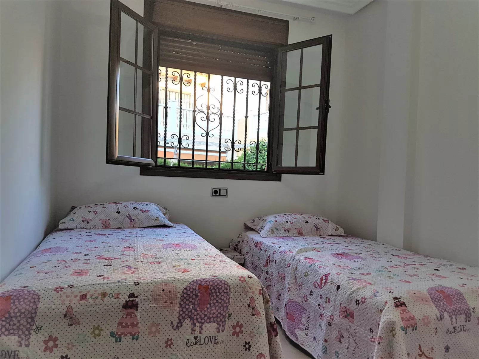 La Invincible Terreros in der 1. Reihe des Strandes-Binnen