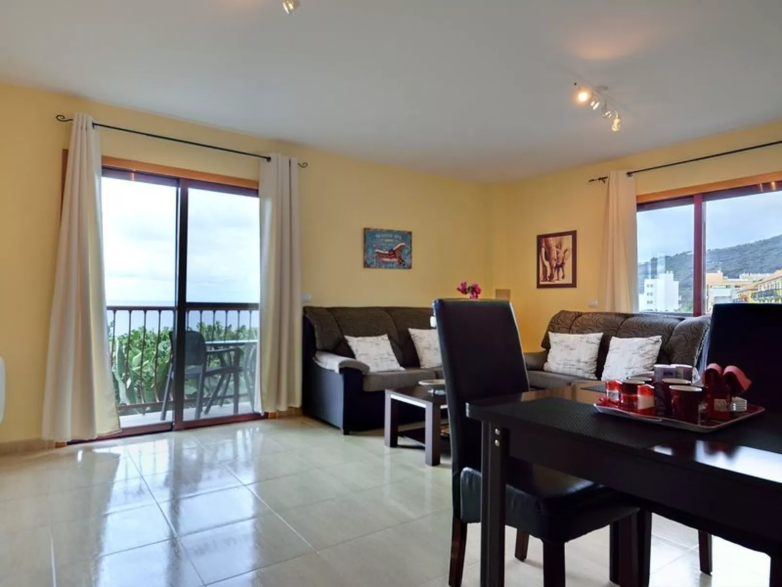 Belair mit Pool - Binnen