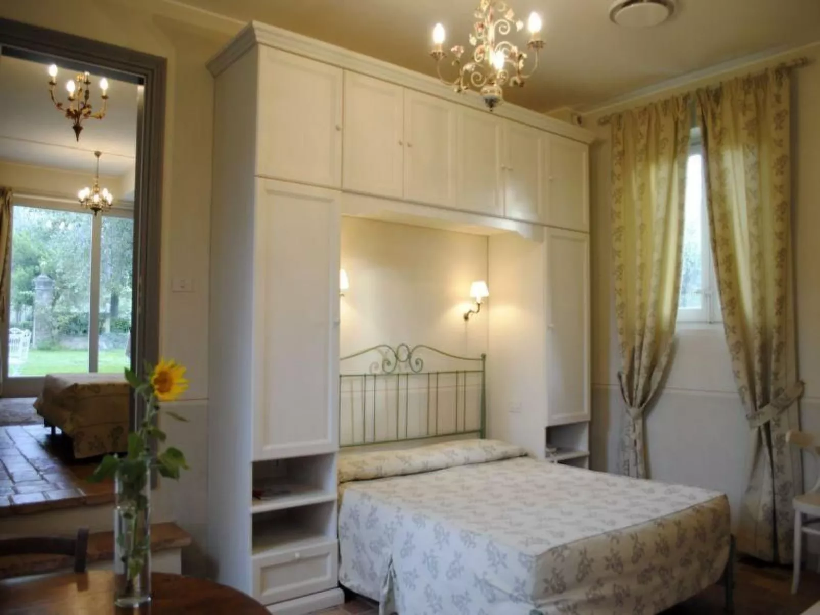 In einem Bauernhaus in den Hügeln, mit Garten und Pool-Binnen