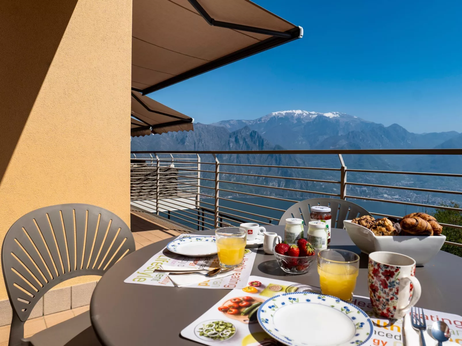 Lights on the Lake Zweizimmerwohnung mit Terrasse und Pool-Buiten