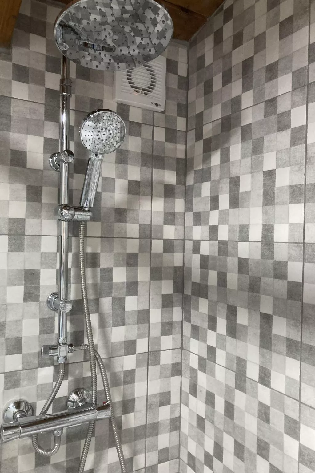 Wunderschön gelegenes Ferienhaus mit privatem Pool-Binnen