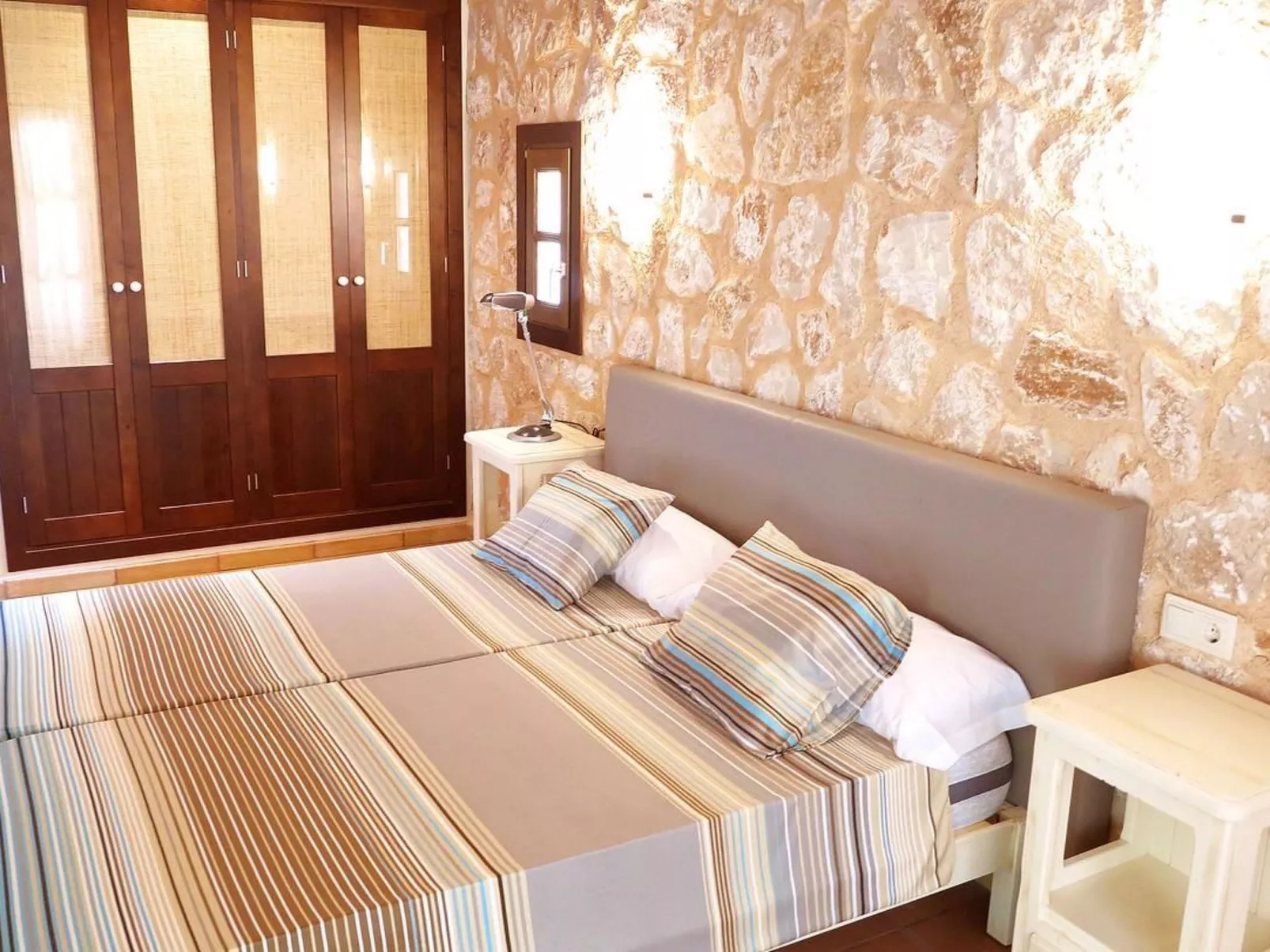 Mit großem Pool,  parkähnlichen Garten-Binnen