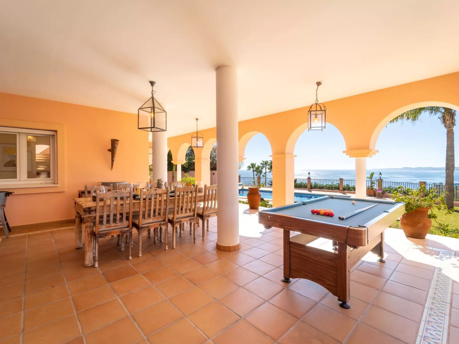 Luxuriöse Villa mit beheiztem Pool und Whirlpool-Binnen