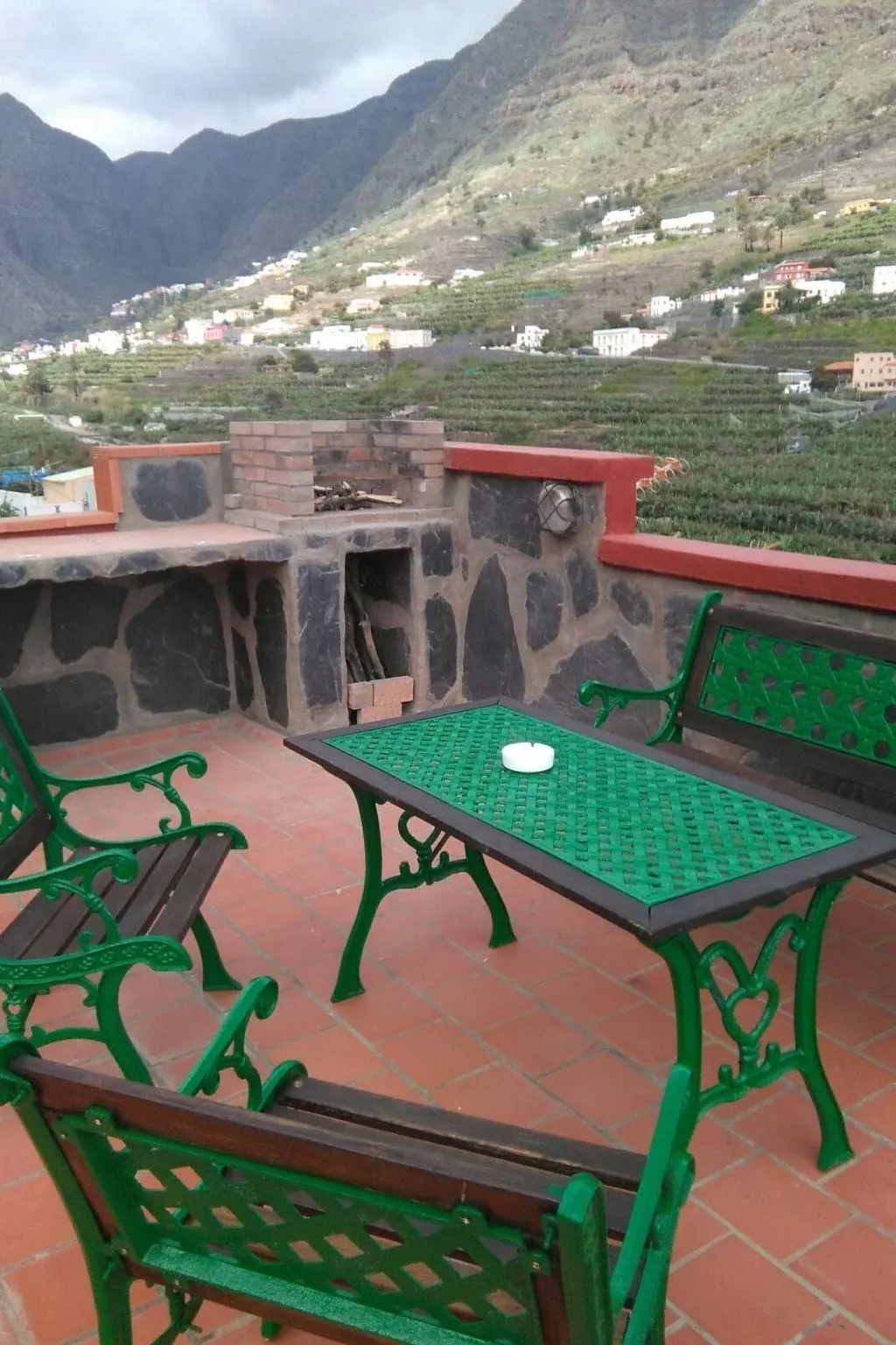 Ländliches Haus mit herrlichem Blick auf das Meer und das Tal.-Buiten