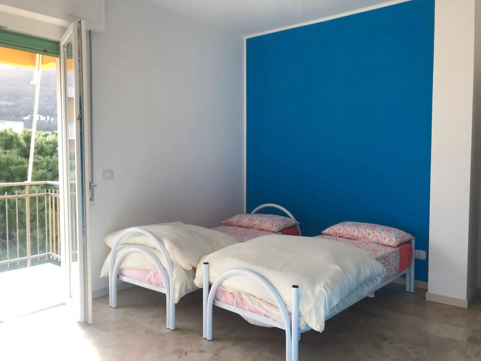 'White' mit Balkon-Binnen