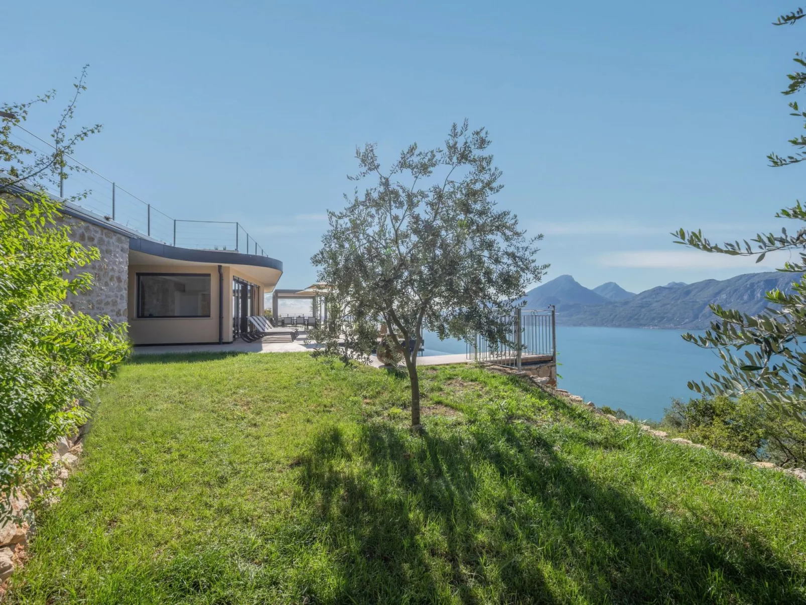 Alleinstehende Villa mit Pool und Traumaussicht-Image-tags.info