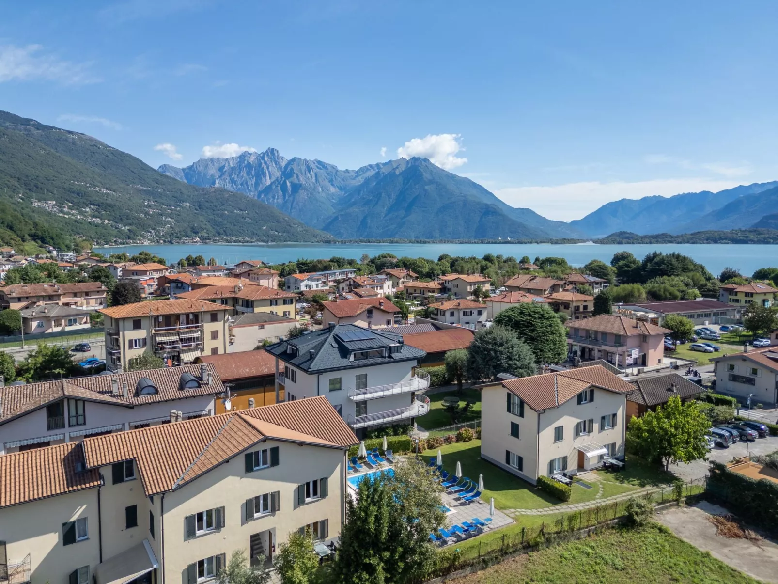 Zwei-Zimmer-Wohnung mit Parkplatz in der Nähe des Strandes-Buiten