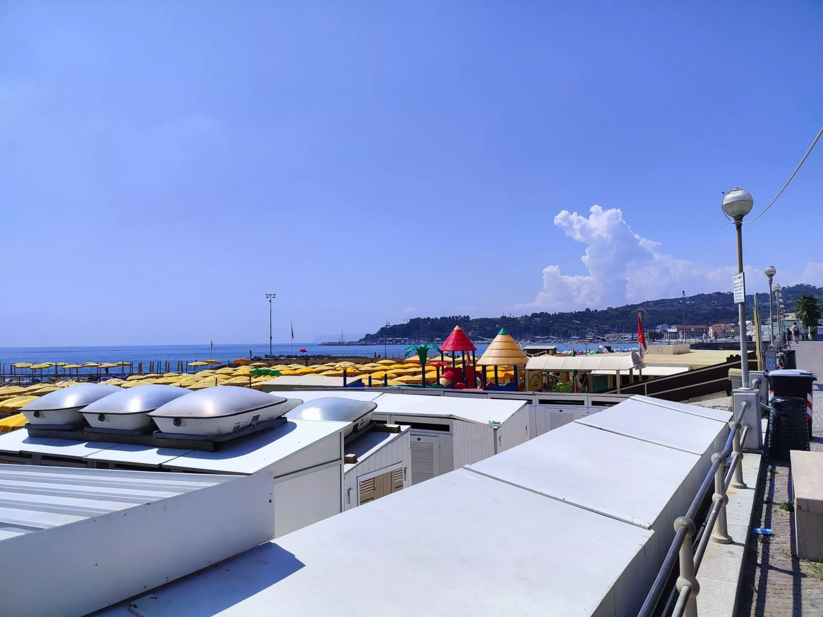 Vaze's Heart by Holiday World-Buiten