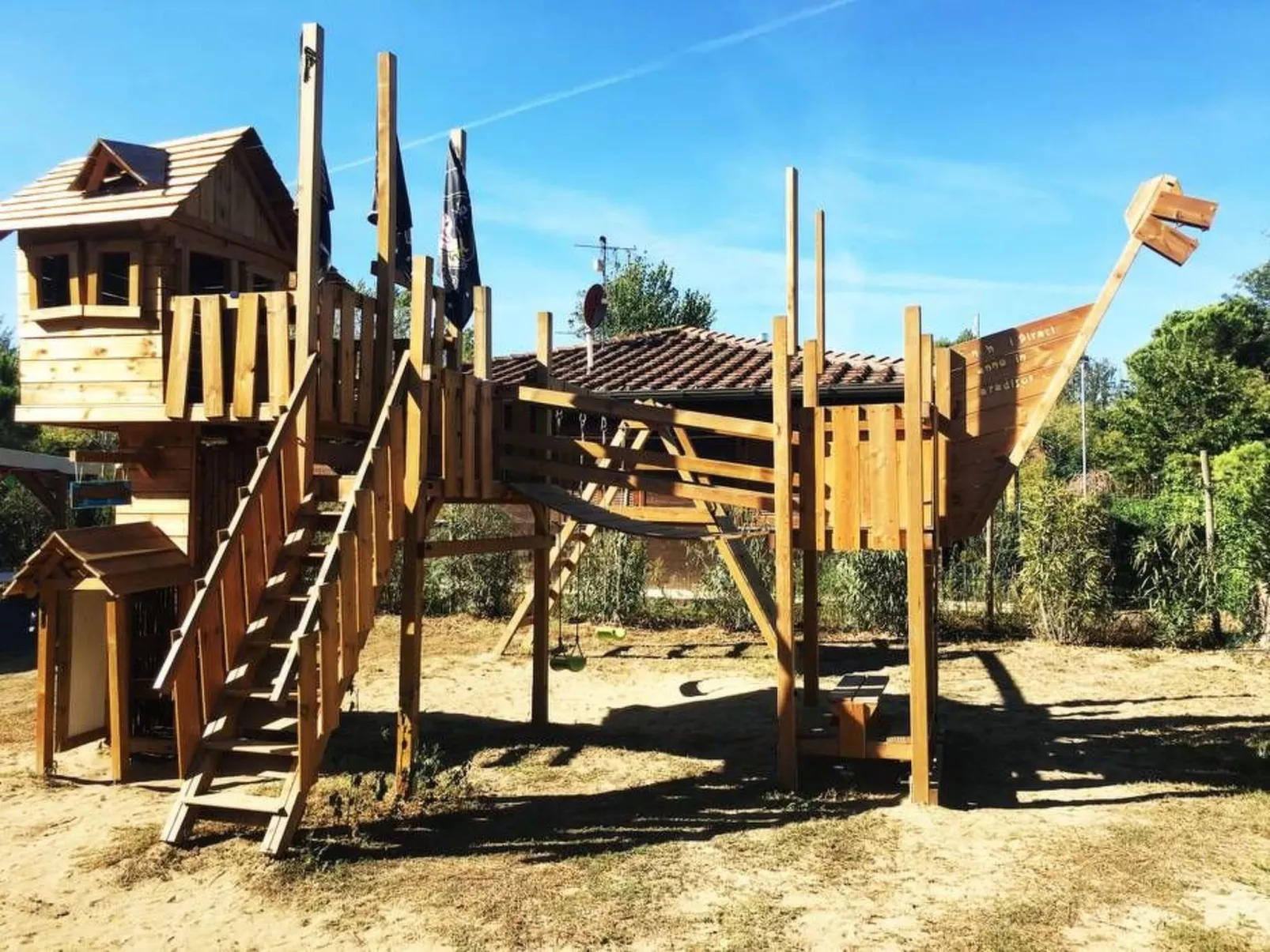 Mobilheim auf einem Campingplatz in der Nähe des Meeres und Pisa-Image-tags.info