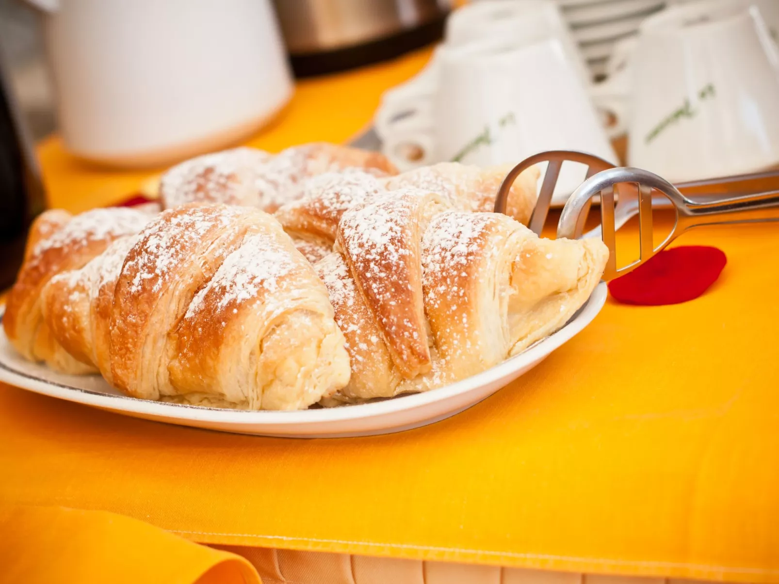 Einzimmerwohnung mit Balkon und Frühstück-Image-tags.info