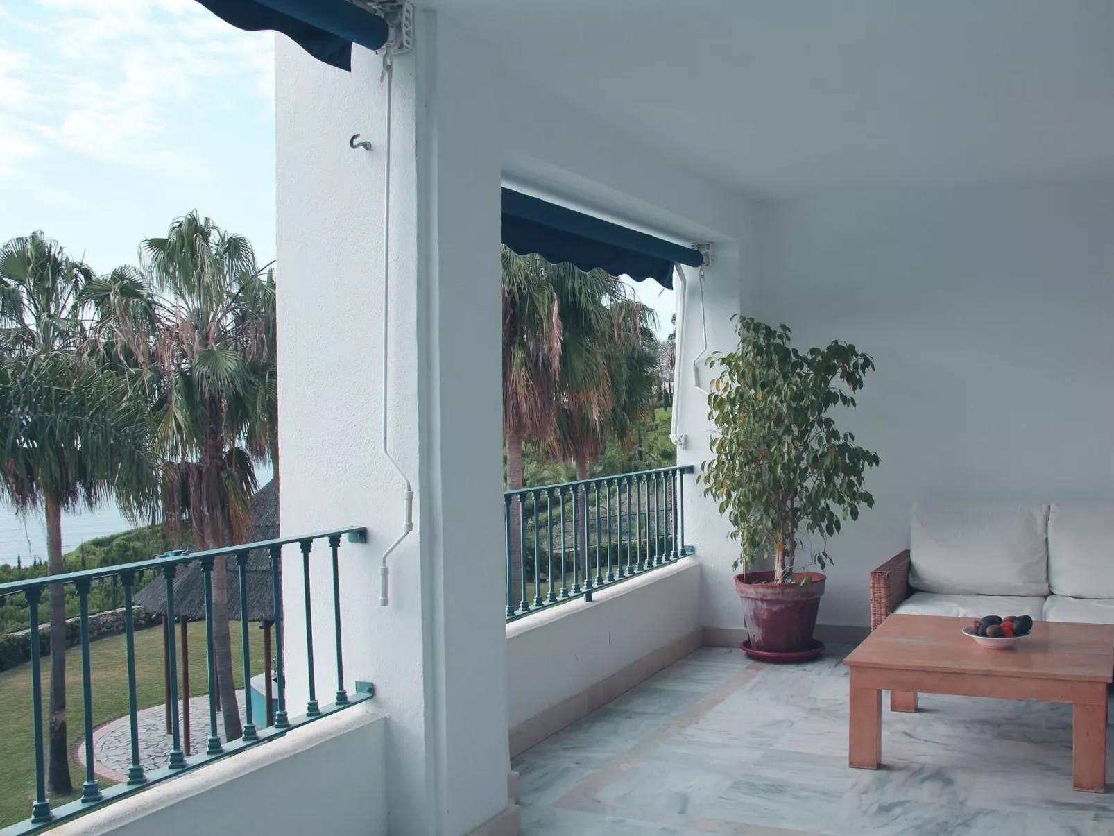 Mit Terrasse, Pool und Garten-Buiten