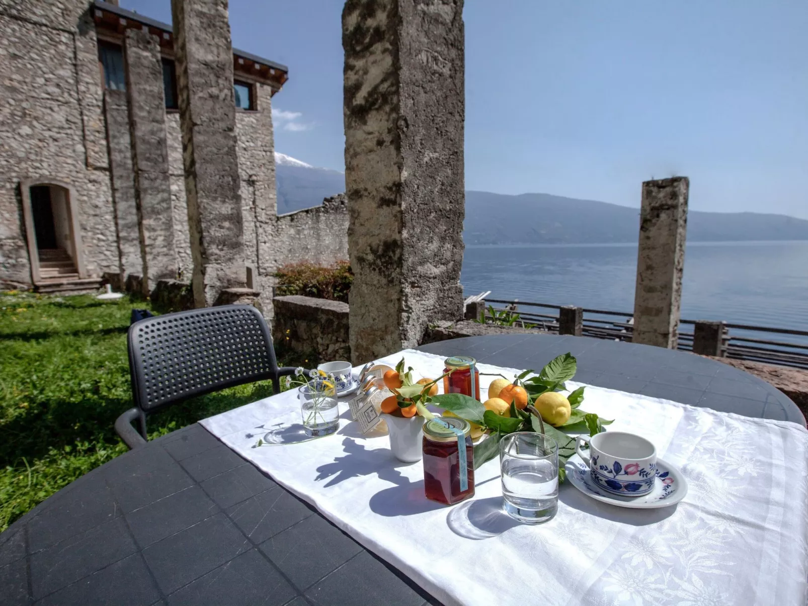 Clementina Romantisches Appartement mit Seeblick-Buiten