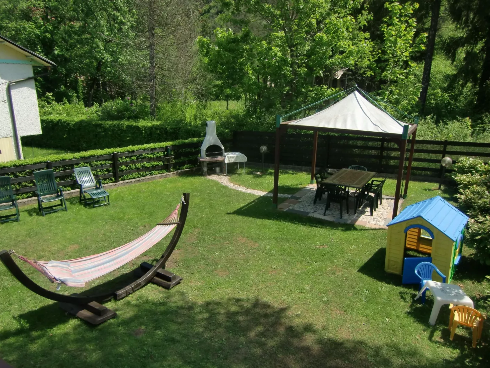 Freistehendes Haus mit eingezäuntem Privatgarten-Image-tags.info