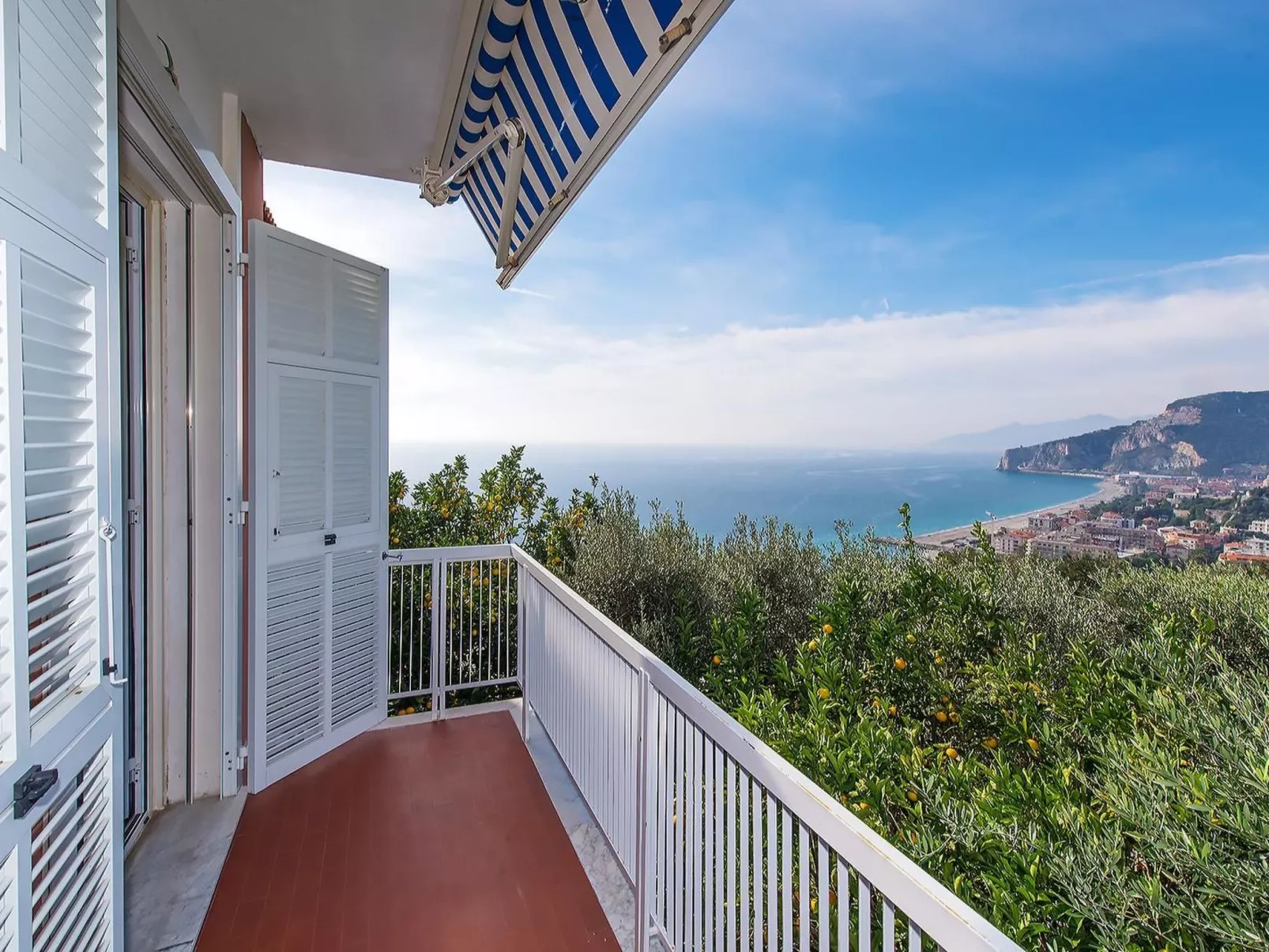 Wohnung mit Terrasse, Gemeinschaftspool und Aussicht-Image-tags.info