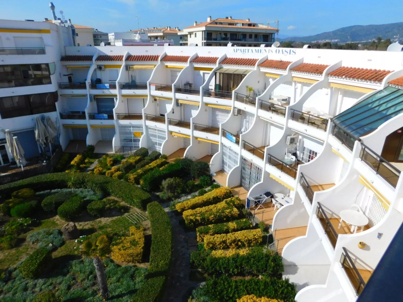 Mit großer Terrasse und Parkplatz in Salatar, Roses-Image-tags.info