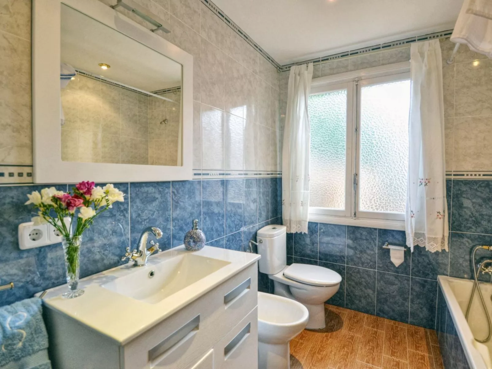 Schöne Villa mit Pool und Garten-Image-tags.info